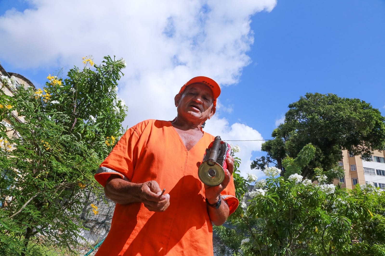 gari Francisco Alves posa para a foto com um instrumento musical que ele mesmo fez